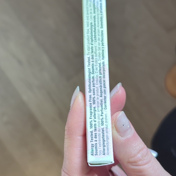 NWT Clinique airbrush concealer - Picture 3 of 3